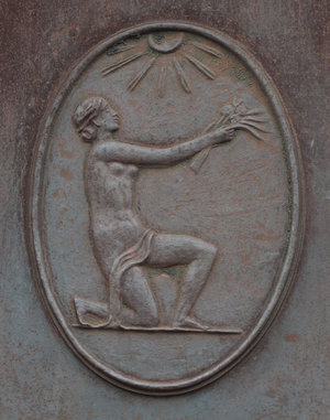  Detalj av kandelaber ritad av arkitekt Georg Alfred Nilsson under 192+-talets mitt. Armaturen finns på en skolbyggnad på Kungsholmen i Stockholm ritad av samma arkitekt. Kandelabrarna sim tillverkades av Näfveqvarns bruk finns där en idag. 